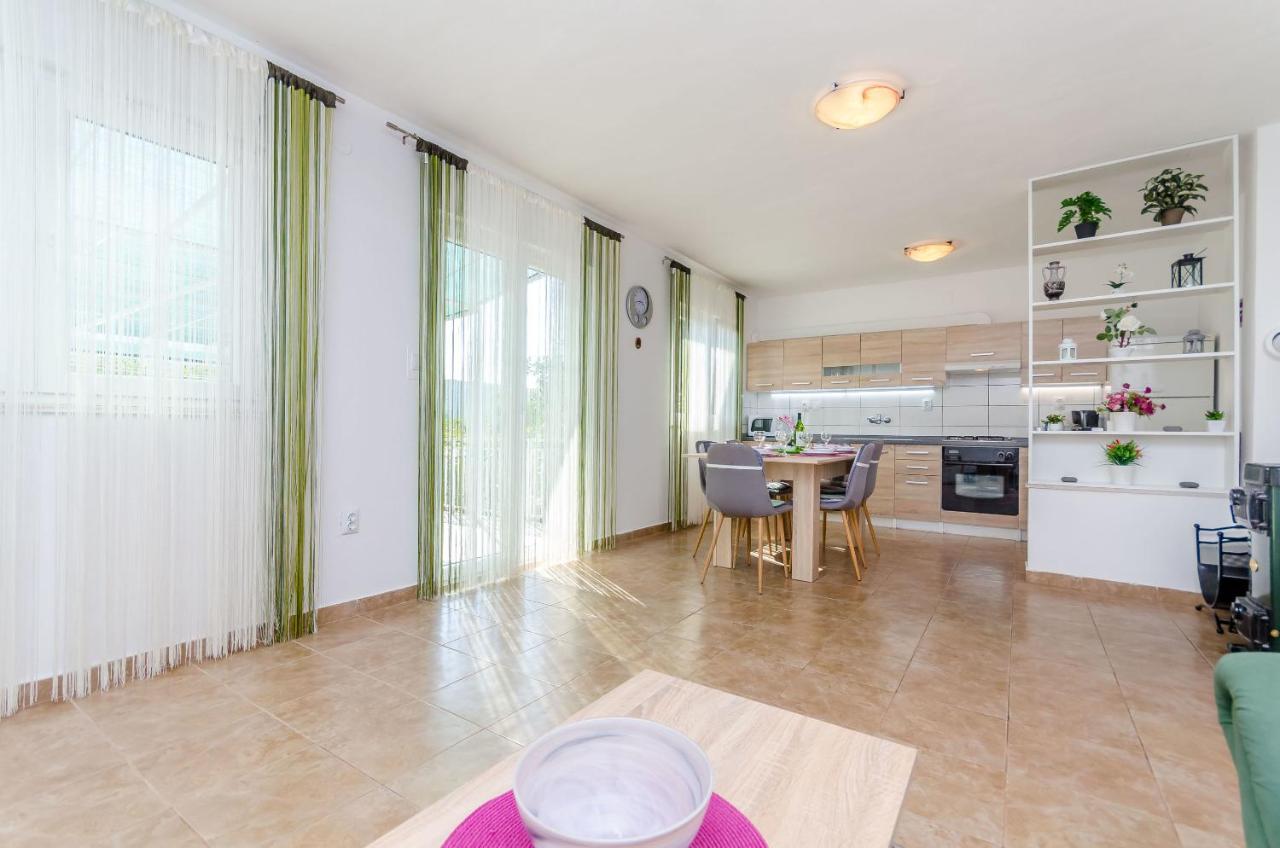 Apartment Snjezana Marina Exterior photo